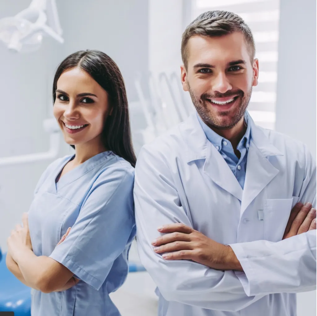 IT-Infrastruktur in einer modernen Schweizer Arztpraxis — Arbeitsplätze mit Praxissoftware und Netzwerk